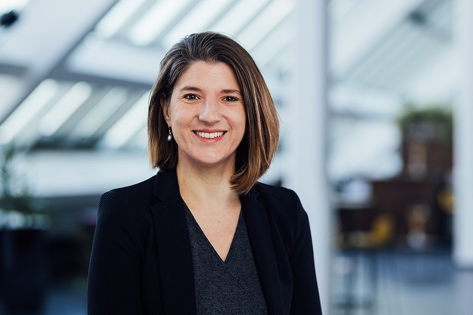 Profilbild Eleonora Psenner mit schulterlangen Haaren und einem schwarzen Blazer