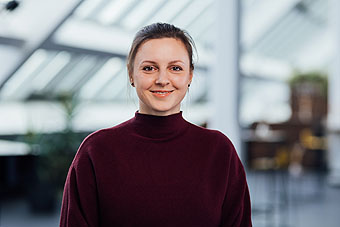 Profilbild Anne Liebscher in dunklem Pulli zusammengebundenen Haaren leicht lächelnd