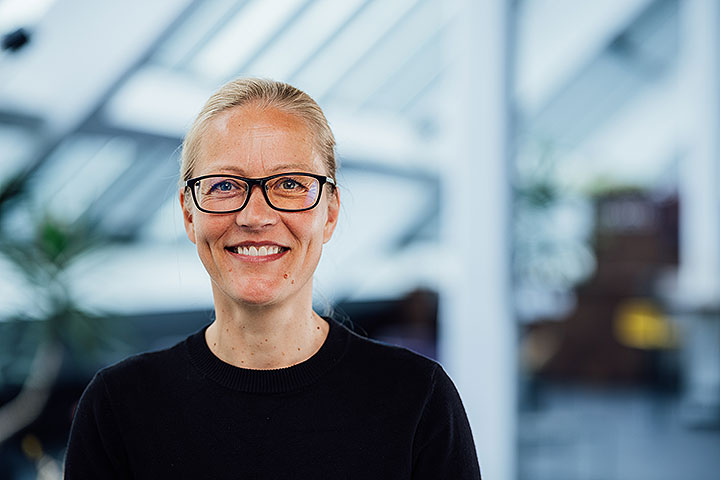 Henriette Stapf, blonde weiße Frau mit schwarzer Brille und schwarzem Shirt